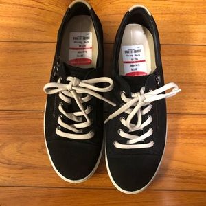 Women’s black sneakers